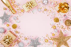 Kerstmisachtergrond met gift of huidig vakje, champagne, confettien en vakantiedecoratie op roze de bovenkantmening van de pastel stock foto's Kerstmisachtergrond met gift of huidig vakje, champagne, confettien en vakantiedecoratie op roze de bovenkantmening van de pastel stock foto's