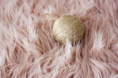 Kerstmisdecoratie met een kabelbal op roze haarachtergrond stock afbeelding Kerstmisdecoratie met een kabelbal op roze haarachtergrond stock afbeelding