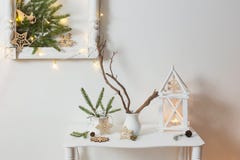 Kerstmisdecoratie op witte muur als achtergrond royalty-vrije stock foto Kerstmisdecoratie op witte muur als achtergrond royalty-vrije stock foto