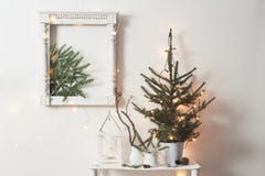 Kerstmisdecoratie op witte muur als achtergrond stock foto's Kerstmisdecoratie op witte muur als achtergrond stock foto's