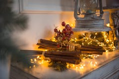 Kerstmisdecoratie, pijpjes kaneel in feestelijke gele lichtenslinger royalty-vrije stock fotografie Kerstmisdecoratie, pijpjes kaneel in feestelijke gele lichtenslinger royalty-vrije stock fotografie