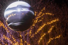 Kerstmisdecoratie, unieke plaatsing met lichten op de straat stock afbeelding Kerstmisdecoratie, unieke plaatsing met lichten op de straat stock afbeelding