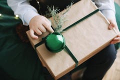 Kerstmisgift in de handen van kinderen Een kind die een verfraaide gift houden De decoratie van Kerstmis De winter, Nieuwjaar, Ke stock foto's Kerstmisgift in de handen van kinderen Een kind die een verfraaide gift houden De decoratie van Kerstmis De winter, Nieuwjaar, Ke stock foto's