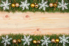 Kerstmiskader van spartakken wordt met sneeuwvlokken en gouden ballen op een lichte houten achtergrond worden verfraaid gemaakt d Stock Foto's Kerstmiskader van spartakken wordt met sneeuwvlokken en gouden ballen op een lichte houten achtergrond worden verfraaid gemaakt d Stock Foto's