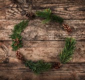 Kerstmiskroon van Spartakken, kegels op houten achtergrond stock fotografie Kerstmiskroon van Spartakken, kegels op houten achtergrond stock fotografie