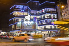 Kerstmismarkten voor een groot verfraaid winkelcentrum Kotva in Praag op het vierkant van de Republiek Royalty-vrije Stock Foto's Kerstmismarkten voor een groot verfraaid winkelcentrum Kotva in Praag op het vierkant van de Republiek Royalty-vrije Stock Foto's