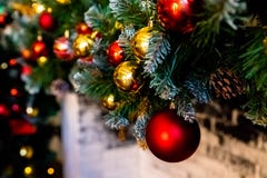 Kerstmisopen haard, de Decoratie van Kerstmislichten, Boomtakken E royalty-vrije stock foto Kerstmisopen haard, de Decoratie van Kerstmislichten, Boomtakken E royalty-vrije stock foto