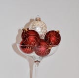 Kerstmisornamenten in over met maat champagneglas royalty-vrije stock afbeelding Kerstmisornamenten in over met maat champagneglas royalty-vrije stock afbeelding