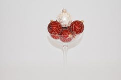 Kerstmisornamenten in over met maat champagneglas stock foto Kerstmisornamenten in over met maat champagneglas stock foto