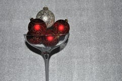 Kerstmisornamenten in over met maat champagneglas stock afbeelding Kerstmisornamenten in over met maat champagneglas stock afbeelding