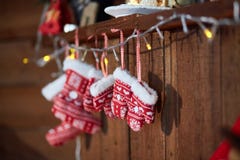 Kerstmissokken en de winter gebreide vuisthandschoenen Met Sneeuwvlok en Hartmotieven stock foto Kerstmissokken en de winter gebreide vuisthandschoenen Met Sneeuwvlok en Hartmotieven stock foto