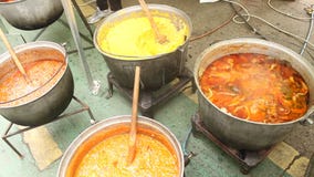 Ketels met traditionele schotels Ketels met traditionele schotels
