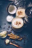 Ketogenic banta begreppet Ketogenic latte med kokosnötolja royaltyfria foton Ketogenic banta begreppet Ketogenic latte med kokosnötolja royaltyfria foton