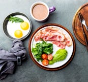 Ketogenic diety śniadanie smażył jajko, bekon, avocado, szpinak i kuloodporna kawa, Niski carb wysoki - gruby śniadanie obraz stock Ketogenic diety śniadanie smażył jajko, bekon, avocado, szpinak i kuloodporna kawa, Niski carb wysoki - gruby śniadanie obraz stock