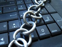 Kette und Verschluss auf Laptoptastatur Computerverbot, Internet-Verbot Neigung Antivirus lizenzfreie stockfotografie Kette und Verschluss auf Laptoptastatur Computerverbot, Internet-Verbot Neigung Antivirus lizenzfreie stockfotografie