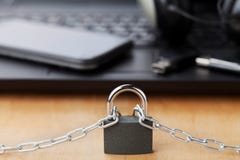 Ketting met slot voor laptop en smartphone, gadget en digitaal apparaten detox concept Stock Foto's Ketting met slot voor laptop en smartphone, gadget en digitaal apparaten detox concept Stock Foto's