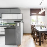 Keuken open aan het dineren gebied Stock Foto's Keuken open aan het dineren gebied Stock Foto's
