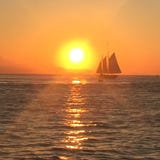 Key West-Sonnenuntergang mit Schiff lizenzfreie stockfotos Key West-Sonnenuntergang mit Schiff lizenzfreie stockfotos
