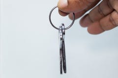 Keyring masculino da terra arrendada da mão isolado no fundo branco com área de espaço da cópia Chave do carro e chave do bloco i fotografia de stock royalty free Keyring masculino da terra arrendada da mão isolado no fundo branco com área de espaço da cópia Chave do carro e chave do bloco i fotografia de stock royalty free