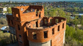 Khabarovsk a détruit la maison près du pont au-dessus de la maison du ` s d'architecte de fleuve Amur images stock Khabarovsk a détruit la maison près du pont au-dessus de la maison du ` s d'architecte de fleuve Amur images stock