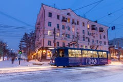 KHABAROVSK RYSSLAND - JANUARI 14, 2017: Blå spårvagn i gatanollan royaltyfria foton KHABAROVSK RYSSLAND - JANUARI 14, 2017: Blå spårvagn i gatanollan royaltyfria foton