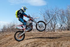 Khabarovsk, Rússia - 22 de março de 2014: Passeios do extremo da motocicleta de Enduro imagem de stock Khabarovsk, Rússia - 22 de março de 2014: Passeios do extremo da motocicleta de Enduro imagem de stock