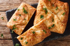 Khachapuri tradicional georgiano relleno con el queso de Suluguni, primer de los huevos visión superior horizontal foto de archivo Khachapuri tradicional georgiano relleno con el queso de Suluguni, primer de los huevos visión superior horizontal foto de archivo