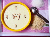 Kheer, hecho con arroz y leche imagen de archivo libre de regalías Kheer, hecho con arroz y leche imagen de archivo libre de regalías