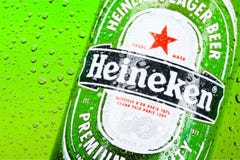 KHERSON UKRAINA, LISTOPAD, - 11, 2014: Heineken zdjęcia stock KHERSON UKRAINA, LISTOPAD, - 11, 2014: Heineken zdjęcia stock