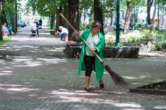 KHMELNITSKY, UCRAINA - 29 LUGLIO 2017: Spazzatrice nella spazzata del parco Fotografia Stock KHMELNITSKY, UCRAINA - 29 LUGLIO 2017: Spazzatrice nella spazzata del parco Fotografia Stock