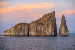Kicker ηλιοβασίλεμα βράχου, Galapagos νησιά, Ισημερινός στοκ εικόνες Kicker ηλιοβασίλεμα βράχου, Galapagos νησιά, Ισημερινός στοκ εικόνες