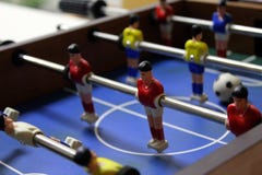 Kicker παιχνιδιών ποδοσφαίρου επιτραπέζιου ποδοσφαίρου παίκτες αθλητικών ομάδων στις κόκκινες και κίτρινες μπλούζες στοκ φωτογραφίες Kicker παιχνιδιών ποδοσφαίρου επιτραπέζιου ποδοσφαίρου παίκτες αθλητικών ομάδων στις κόκκινες και κίτρινες μπλούζες στοκ φωτογραφίες