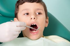 Kid& de examen x27 de dentiste ; dents de s image libre de droits Kid& de examen x27 de dentiste ; dents de s image libre de droits