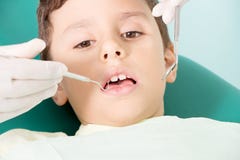 Kid& de examen x27 de dentiste ; dents de s photos stock Kid& de examen x27 de dentiste ; dents de s photos stock
