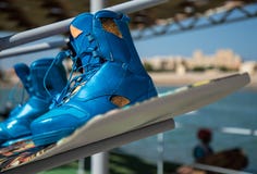 Kielzog het inschepen laarzen met wakeboard in blauwe kleur, watersportuitrusting, voorwerpen, sport, zaken stock afbeeldingen Kielzog het inschepen laarzen met wakeboard in blauwe kleur, watersportuitrusting, voorwerpen, sport, zaken stock afbeeldingen