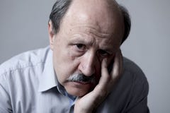 Kierowniczy portret seniora dojrzały stary człowiek patrzeje cierpienia bólem na jego 60s smutnym i zmartwionym depresją w smucen Zdjęcie Stock Kierowniczy portret seniora dojrzały stary człowiek patrzeje cierpienia bólem na jego 60s smutnym i zmartwionym depresją w smucen Zdjęcie Stock