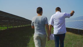 Kierownik pokazuje panel słoneczny inwestor zdjęcie wideo Kierownik pokazuje panel słoneczny inwestor zdjęcie wideo