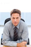 kierownika poważny obsiadania stół zdjęcia stock kierownika poważny obsiadania stół zdjęcia stock