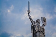 Kiev, de Oekra?ne 8 04 2019 Het monument het Vaderland met zwaard en raad van metaal is van de USSR Groot Standbeeld royalty-vrije stock afbeeldingen Kiev, de Oekra?ne 8 04 2019 Het monument het Vaderland met zwaard en raad van metaal is van de USSR Groot Standbeeld royalty-vrije stock afbeeldingen