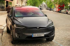 Kiev, de Oekra?ne - Mei 3, 2019: Tesla Model X op de straat van het kapitaal stock foto Kiev, de Oekra?ne - Mei 3, 2019: Tesla Model X op de straat van het kapitaal stock foto