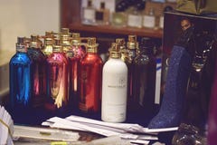 KIEV, DE OEKRAÏNE € „19 SEPTEMBER, 2018: Vele verschillende parfum en steekproeven van Montale Parijs van aluminiumflessen fragr stock afbeelding KIEV, DE OEKRAÏNE € „19 SEPTEMBER, 2018: Vele verschillende parfum en steekproeven van Montale Parijs van aluminiumflessen fragr stock afbeelding