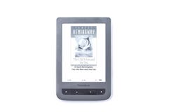 Kiev, de Oekraïne - Februari 27, 2019: ernest isoleren de hemingway boek oude mens en het overzees in een grijze e-book op een wi royalty-vrije stock fotografie Kiev, de Oekraïne - Februari 27, 2019: ernest isoleren de hemingway boek oude mens en het overzees in een grijze e-book op een wi royalty-vrije stock fotografie