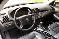 Kiev, de Oekra?ne - Juli 27, 2018: De salon van een BMW-auto Zwarte huid royalty-vrije stock afbeelding Kiev, de Oekra?ne - Juli 27, 2018: De salon van een BMW-auto Zwarte huid royalty-vrije stock afbeelding