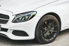 Kiev, de Oekraïne - Mei 3, 2019: Witte Mercedes-auto dichte omhooggaand stock foto's Kiev, de Oekraïne - Mei 3, 2019: Witte Mercedes-auto dichte omhooggaand stock foto's
