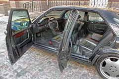 Kiev, de Oekraïne - September 6, 2013: Mercedes Mening van het binnenland van een moderne auto die het dashboard tonen royalty-vrije stock fotografie Kiev, de Oekraïne - September 6, 2013: Mercedes Mening van het binnenland van een moderne auto die het dashboard tonen royalty-vrije stock fotografie