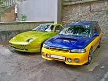 Kiev, 14 settembre 2010; Rapace di Porsche 928 nel verde e nello STI fertili di Subaru immagini stock libere da diritti Kiev, 14 settembre 2010; Rapace di Porsche 928 nel verde e nello STI fertili di Subaru immagini stock libere da diritti