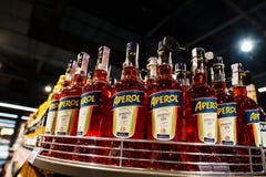 Kiev, Ucraina - 19 dicembre 2018: Bottiglie di Aperol al supermercato Aperol è un aperitivo italiano fatto della genziana, rabarb fotografie stock Kiev, Ucraina - 19 dicembre 2018: Bottiglie di Aperol al supermercato Aperol è un aperitivo italiano fatto della genziana, rabarb fotografie stock
