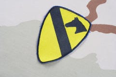 KIEV, UCRAINA - 18 maggio 2015 Toppa di divisione della cavalleria dell'ESERCITO AMERICANO prima sull'uniforme del deserto fotografia stock libera da diritti KIEV, UCRAINA - 18 maggio 2015 Toppa di divisione della cavalleria dell'ESERCITO AMERICANO prima sull'uniforme del deserto fotografia stock libera da diritti