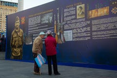 Kiev, Ucraina - 14 ottobre 2018: Gli anziani considerano i materiali storici sul Maidan Nezalezhnosti fotografia stock Kiev, Ucraina - 14 ottobre 2018: Gli anziani considerano i materiali storici sul Maidan Nezalezhnosti fotografia stock