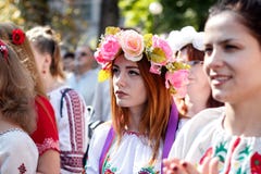 KIEV, UCRAINA - 26 settembre 2015: Marzo in vyshyvankas a Kiev del centro fotografia stock KIEV, UCRAINA - 26 settembre 2015: Marzo in vyshyvankas a Kiev del centro fotografia stock